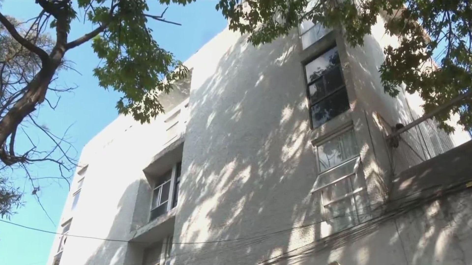 ¡De Miedo! Mujer Quiere Entrar por Ventana y Casi se Cae en la Colonia Peralvillo, CDMX