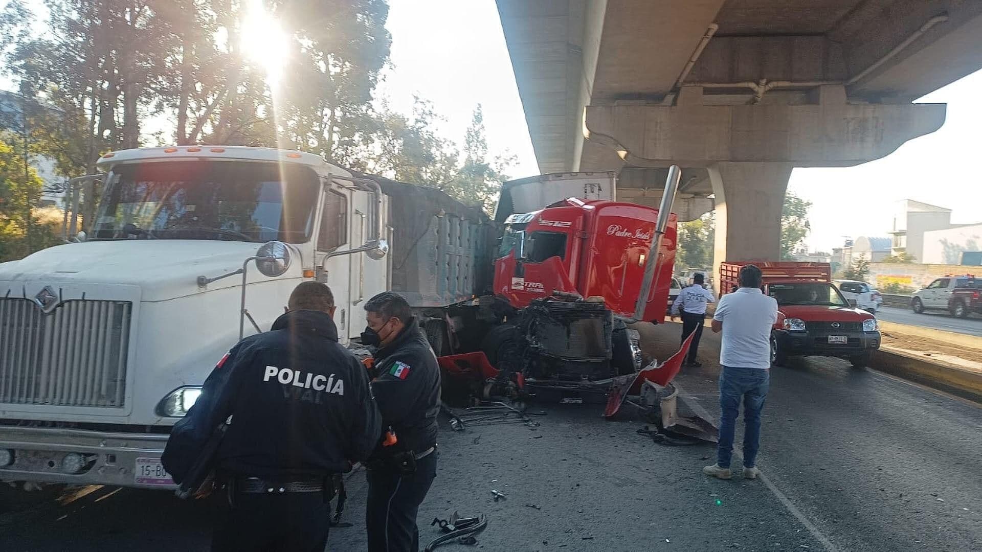 Caos en la Autopista por Choque de un Tráiler contra un Camión