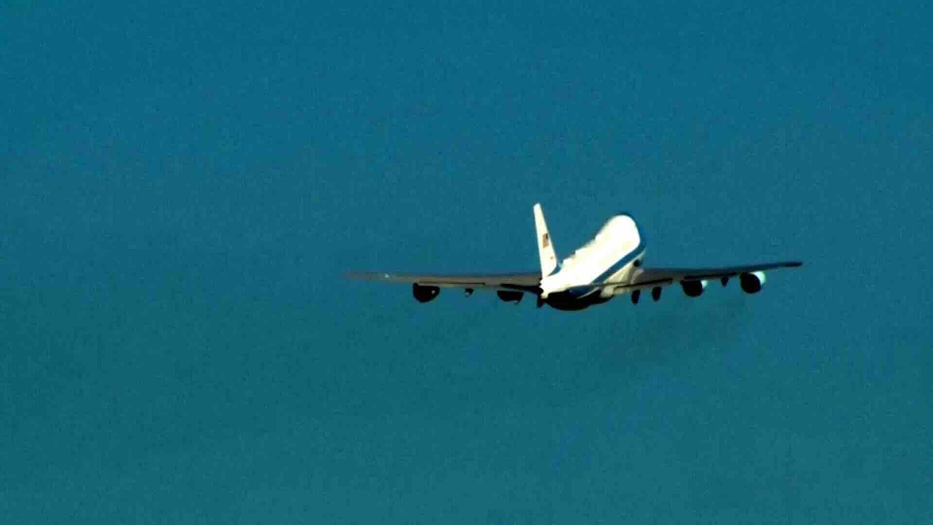 Avión que Traslada al Presidente Trump a Nueva Orleans para el Super Bowl: Imágenes en Vivo