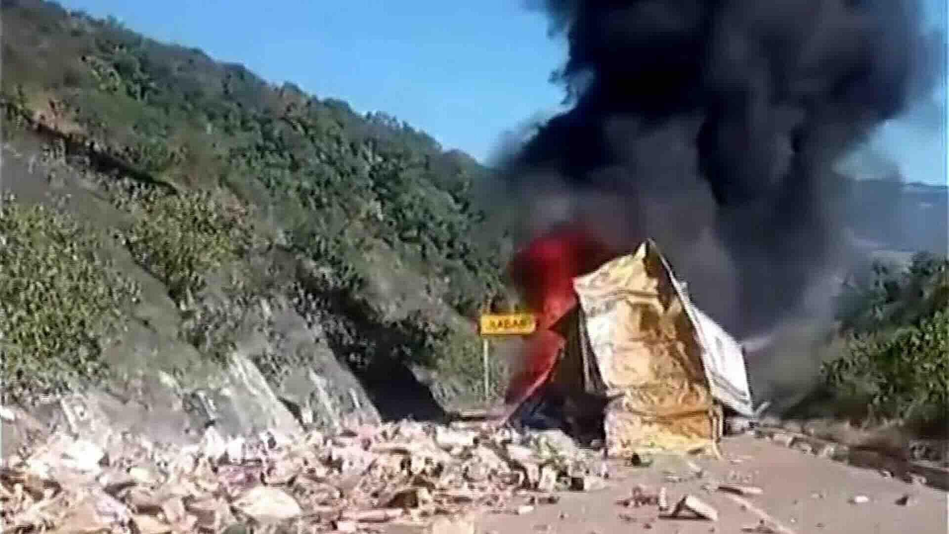 Tractocamión Vuelca e Incendia en Cumbres de Maltrata; Cierran Circulación en Autopista