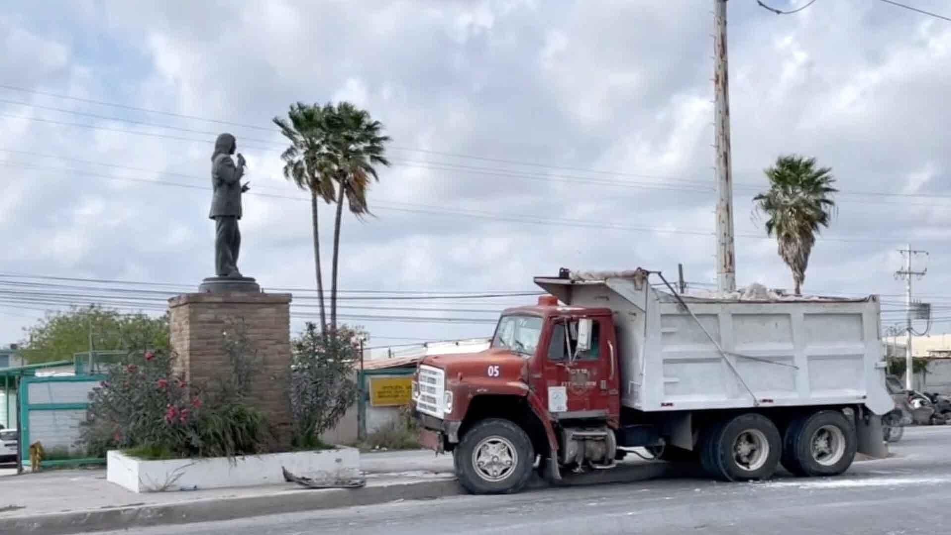 Camión Impacta Sobre Camellón Cerca del Monumento a Rigo Tovar