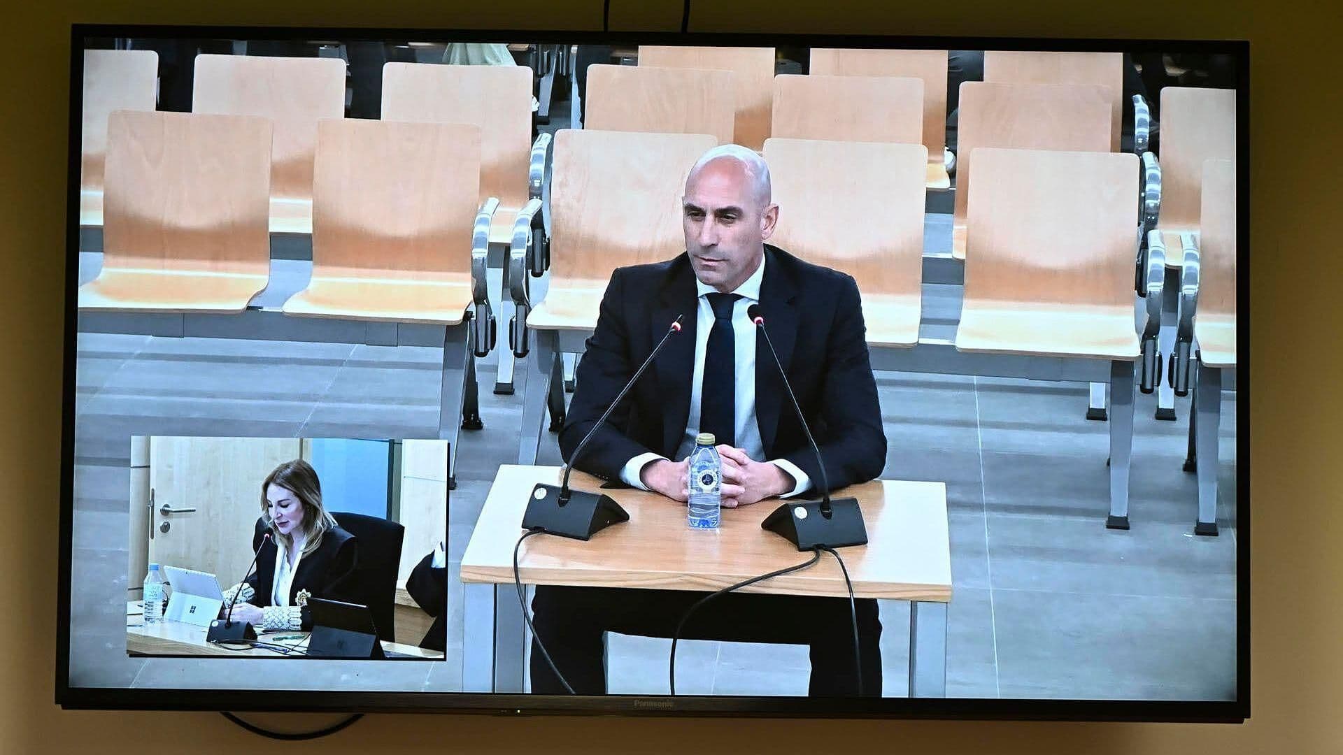 Luis Rubiales Afirma que Previo al Beso le Pidió Permiso a Jenni Hermoso