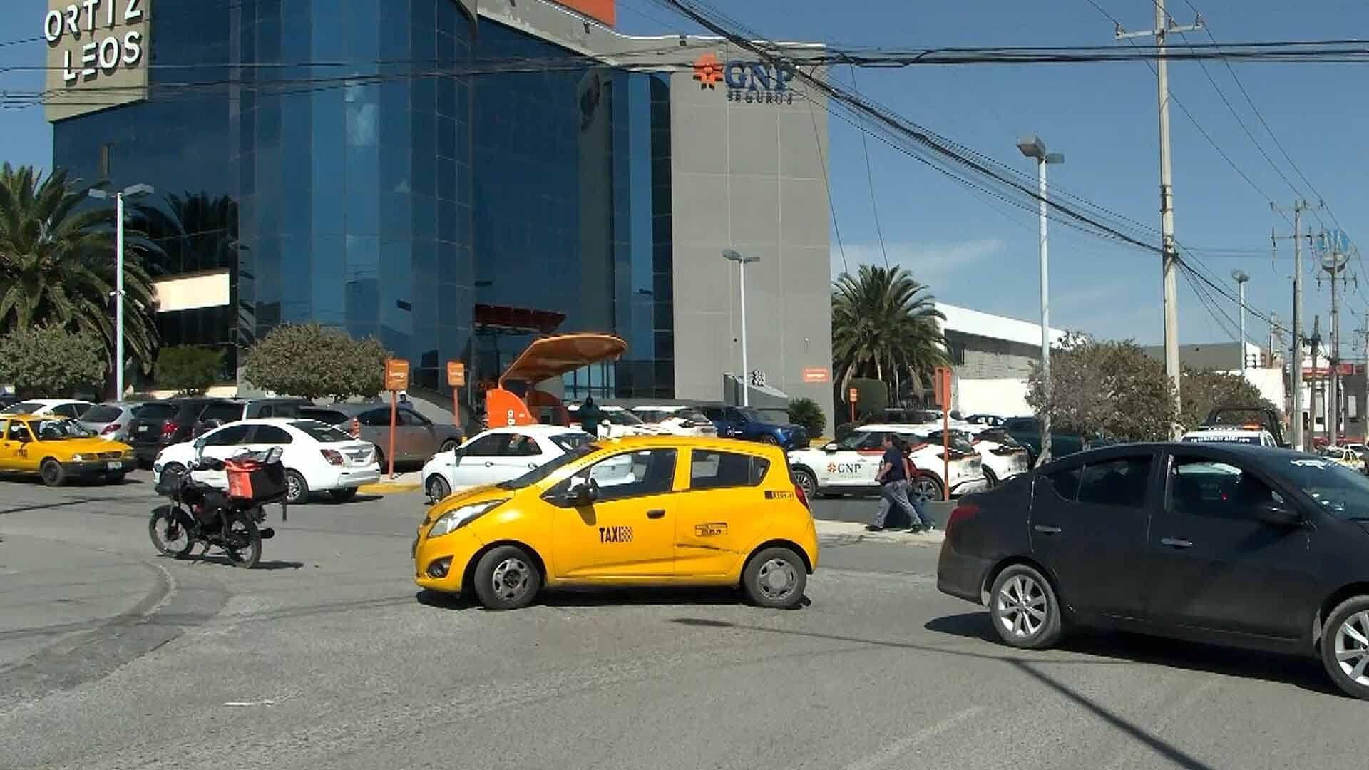 Taxistas Realizan Bloqueo en Bulevar Adolfo López Mateos en Saltillo