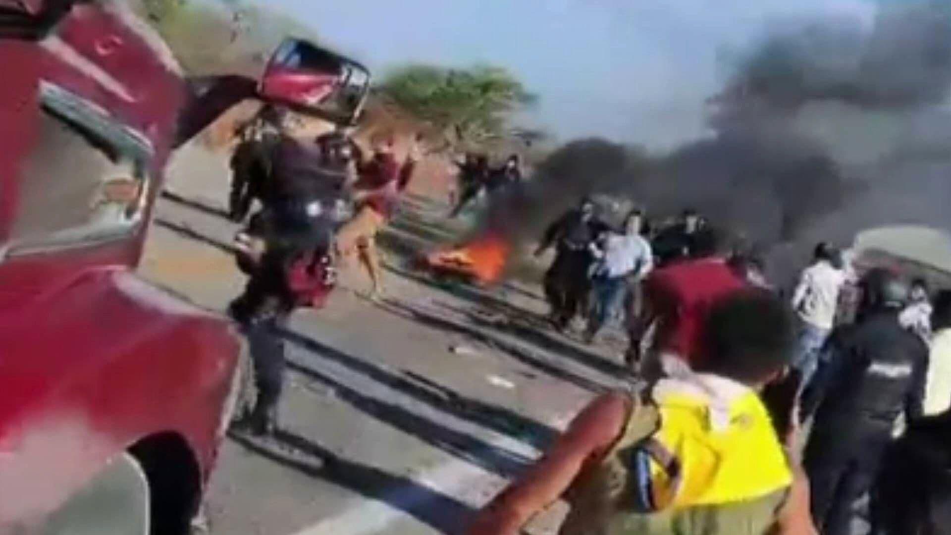Policías Dispersan a Manifestantes en Humanol, Oaxaca
