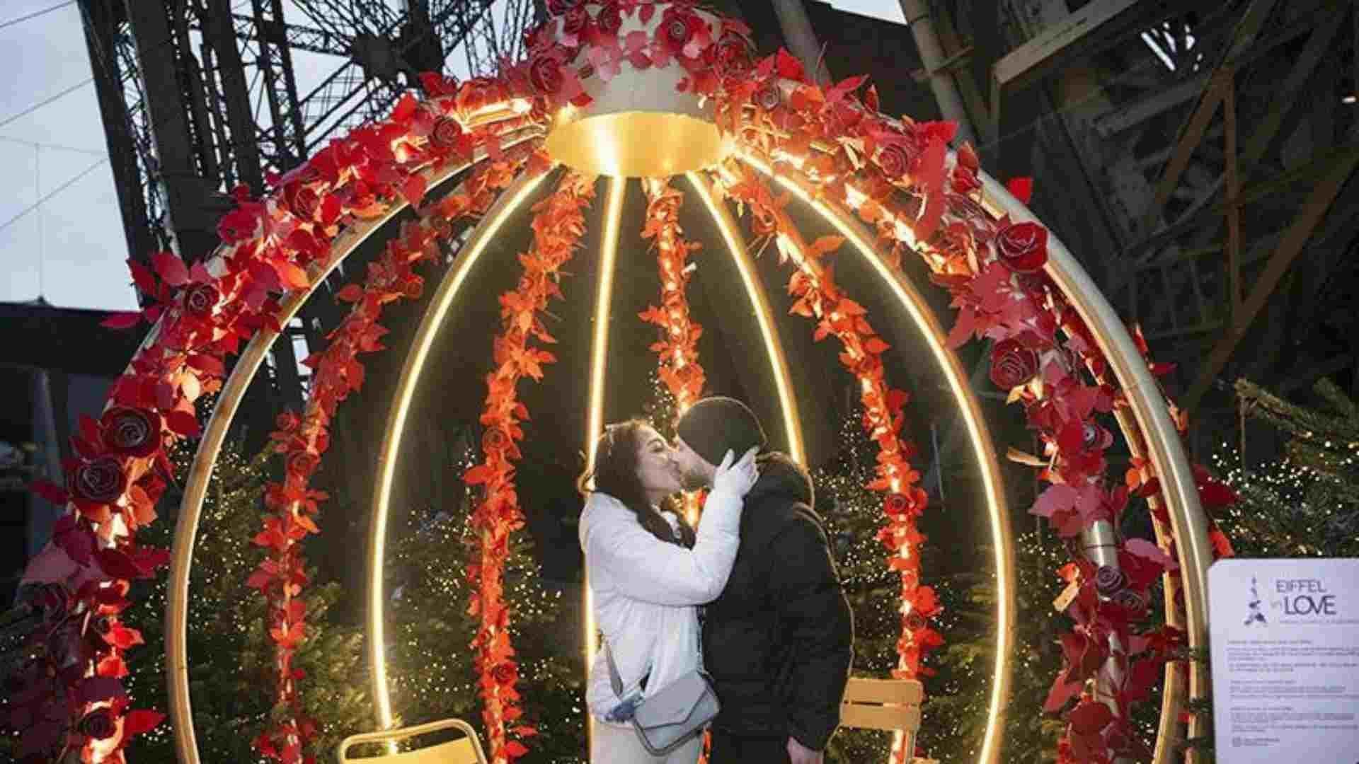 Parejas Celebran en ‘Burbuja del Amor’ en la Torre Eiffel