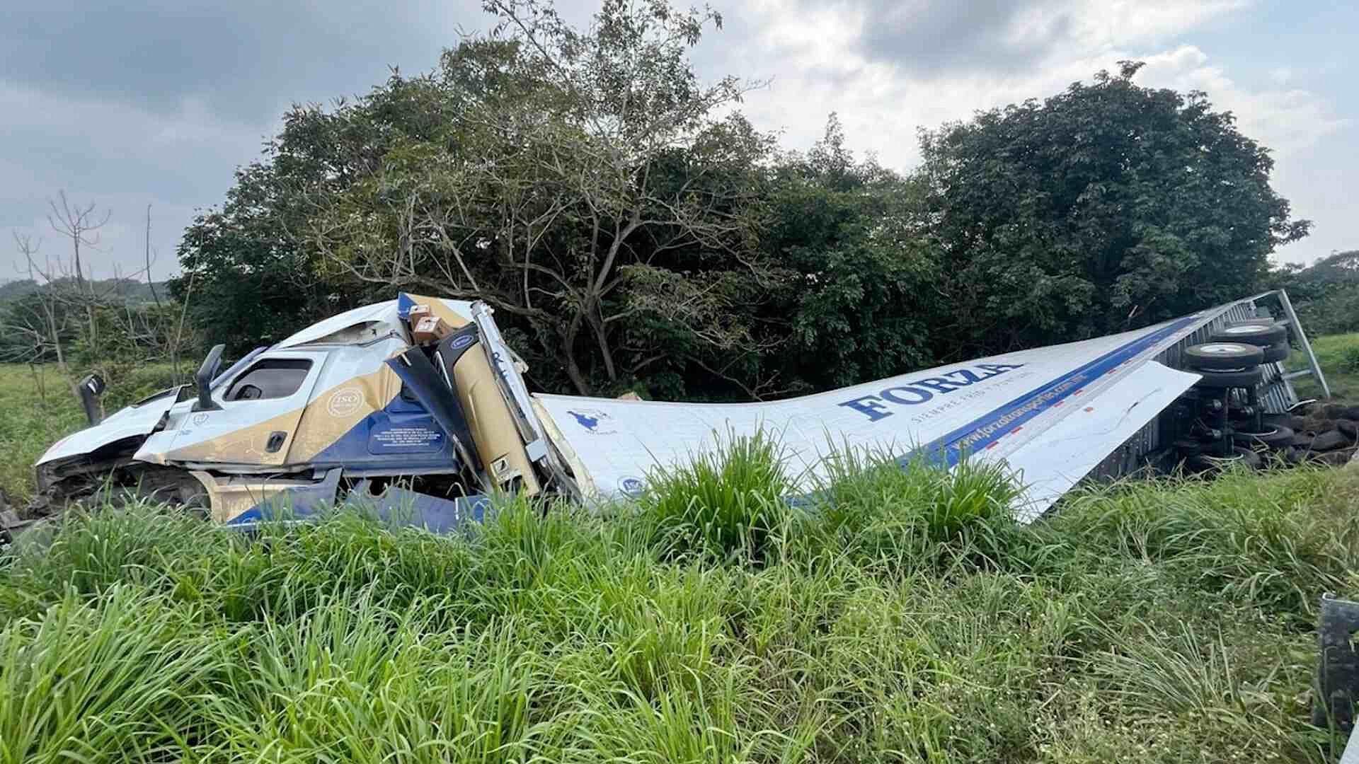 Conductor de Tráiler Vuelca tras Sentirse Mal en Tramo La Tinaja-Cosoleacaque