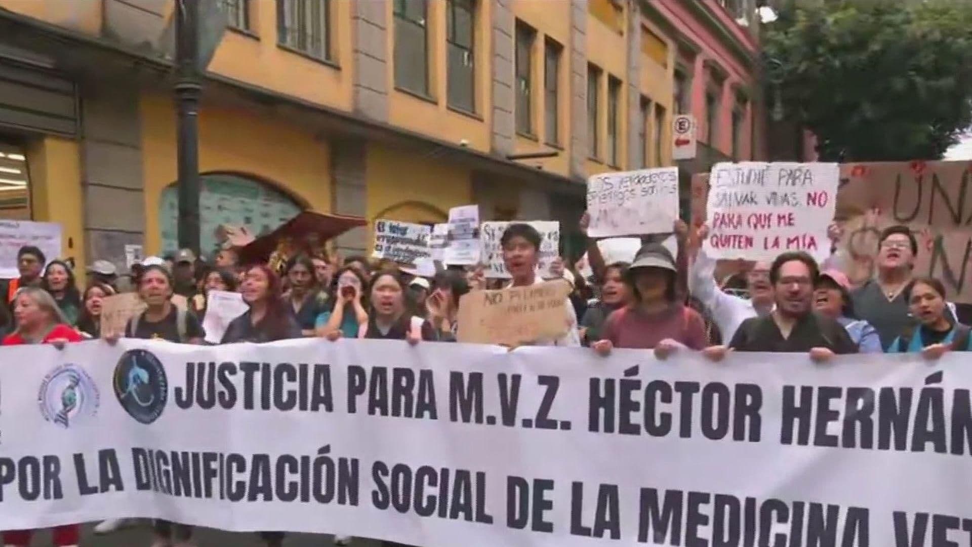 Veterinarios Protestan ante Congreso de CDMX por Asesinato de Héctor Hernández Cañas