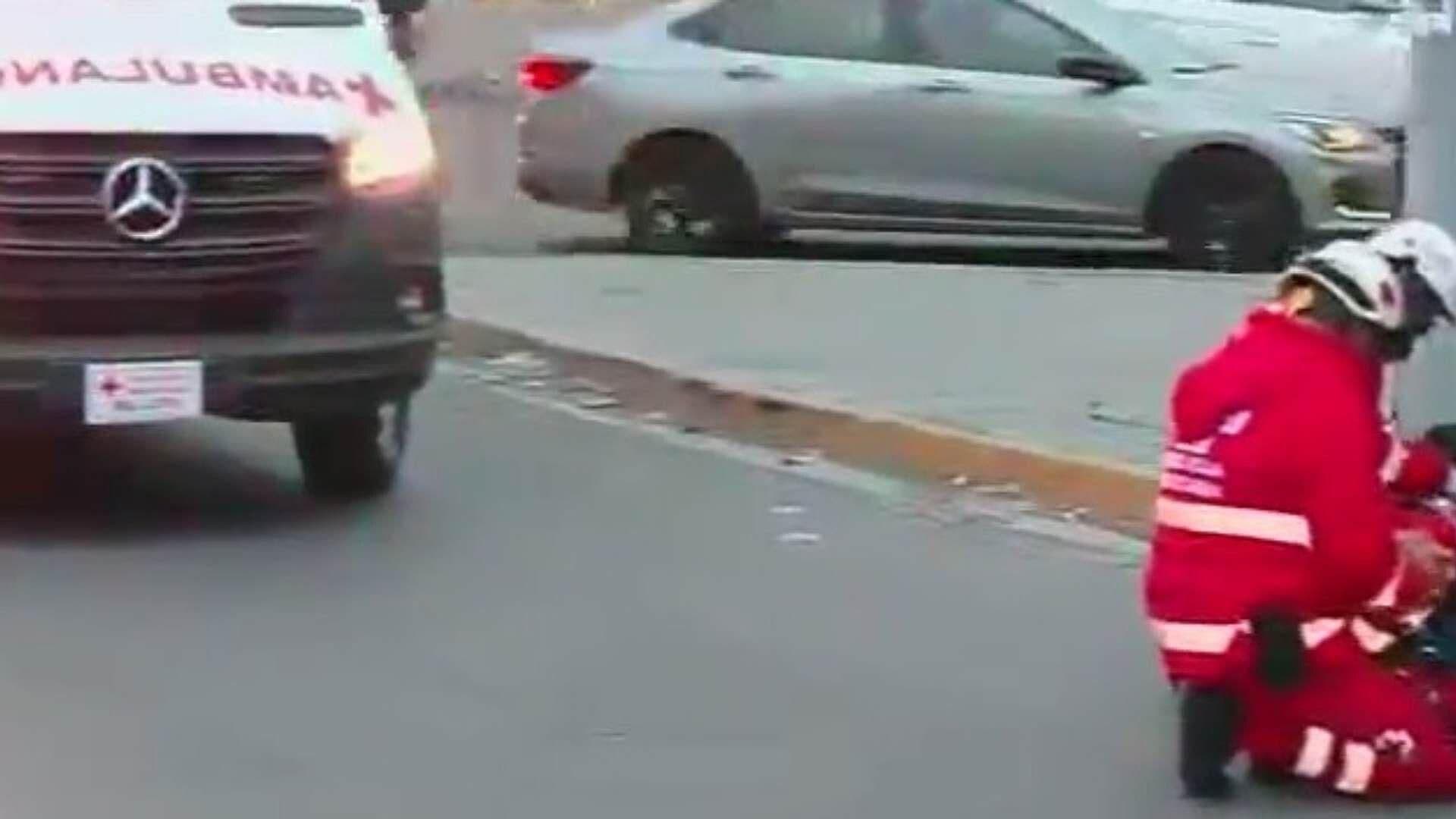 Intenta Hombre Cruzar la Calle y lo Atropellan en Monterrey