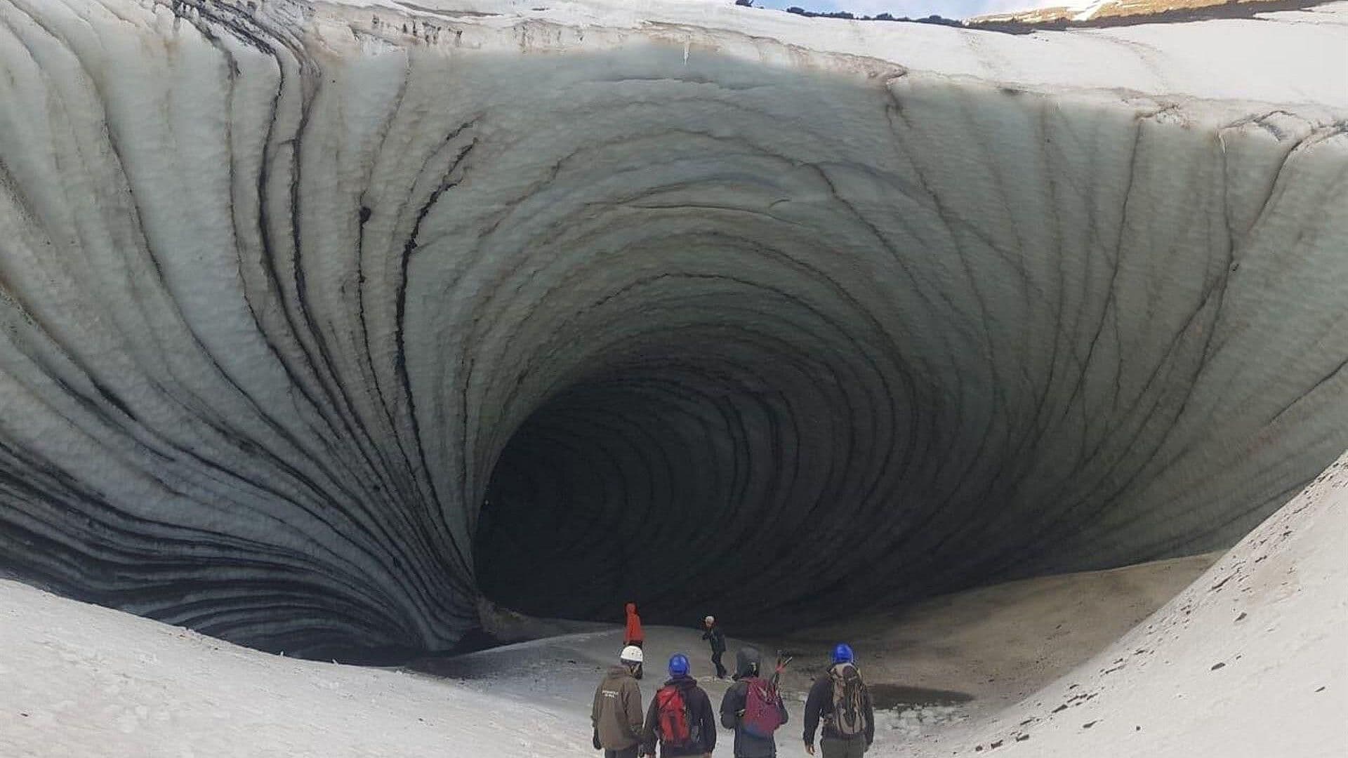 Enorme Trozo de Hielo Cae y Mata a Joven en la Patagonia