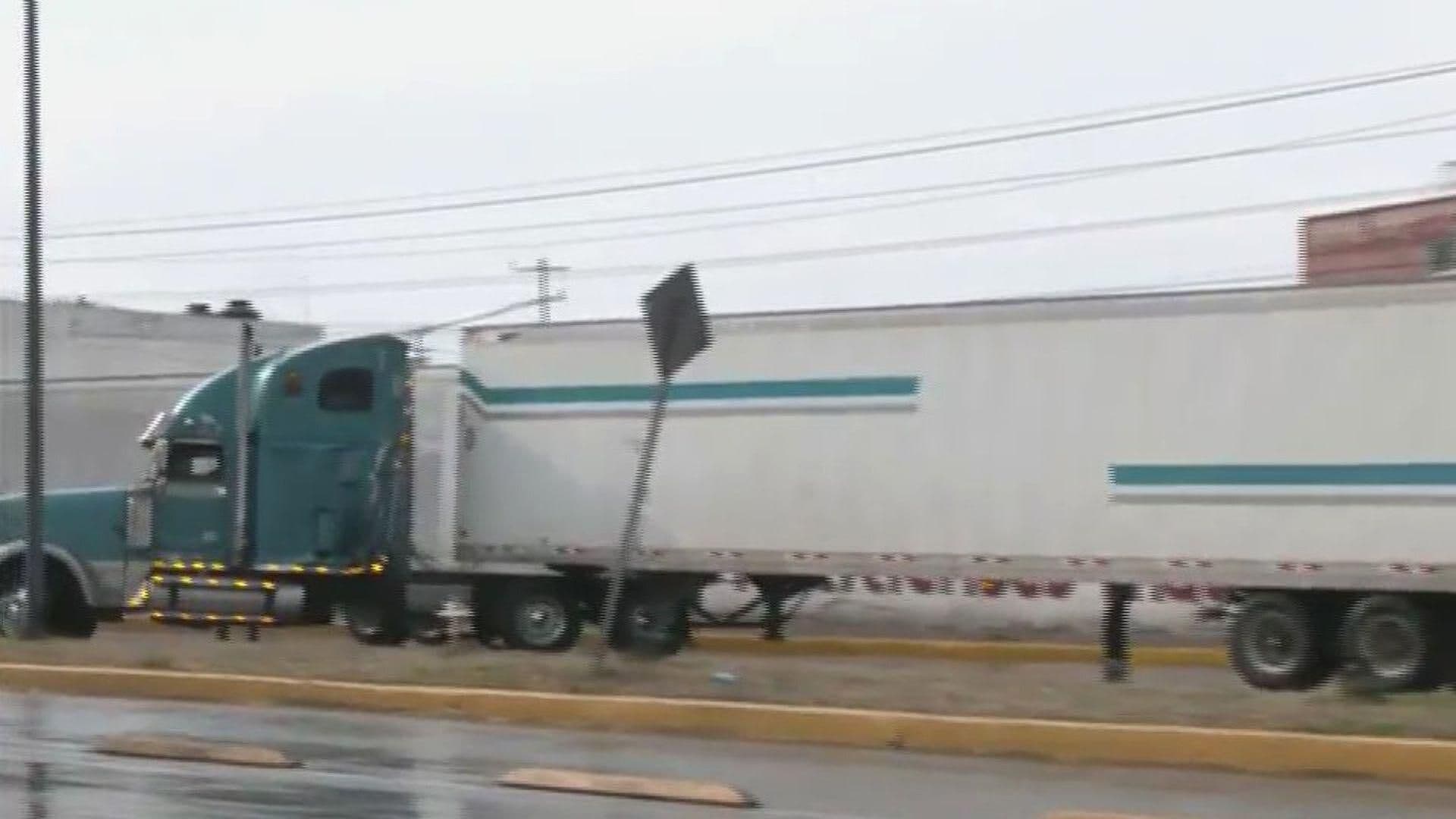 Tractocamión Se Atora por Lluvias en Carril Confinado de L2 del Mexibús de Tultitlán