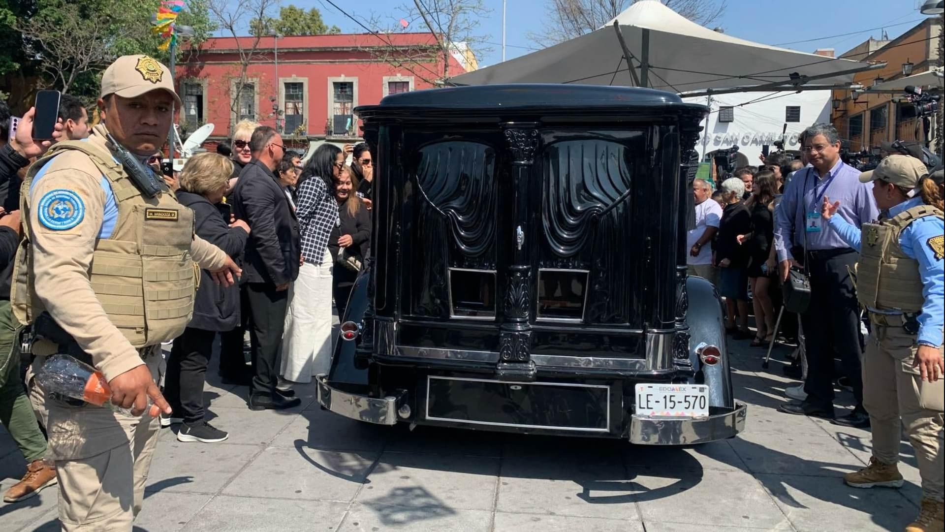 Último Adiós a Paquita la del Barrio: Cortejo Fúnebre Llega a Plaza Garibaldi