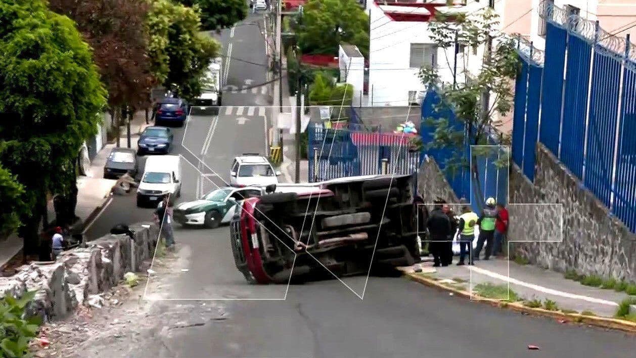 Vuelca Camioneta con Telas en El Capulín, Tlalpan