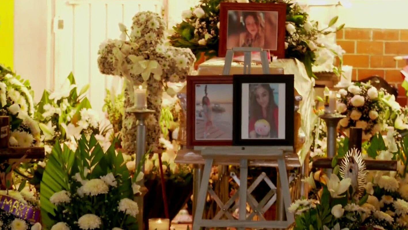 Familiares y Amigos Llevan Flores a Funeral de Lesly Martínez