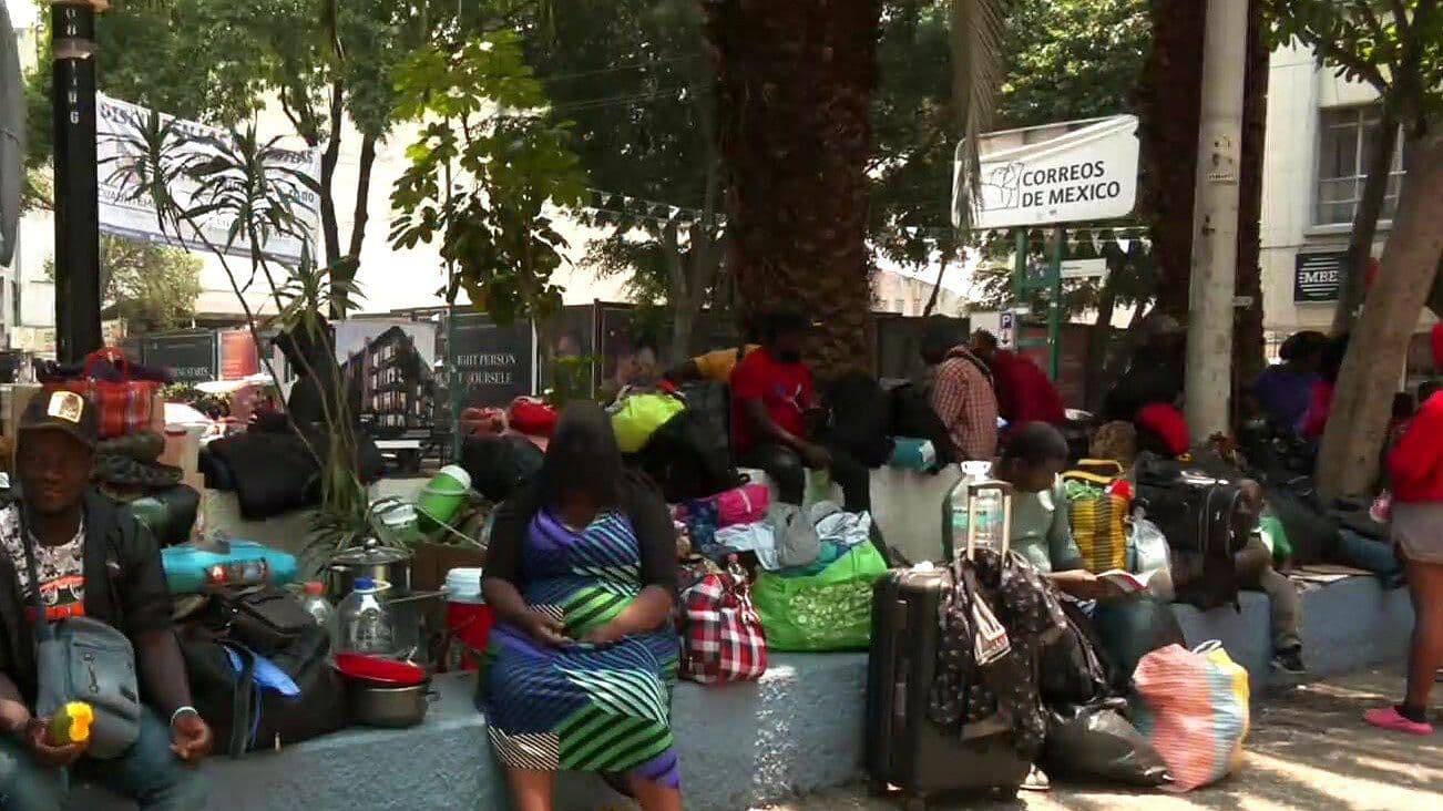 Se Instalan Migrantes en la Plaza Giordano Bruno, en CDMX