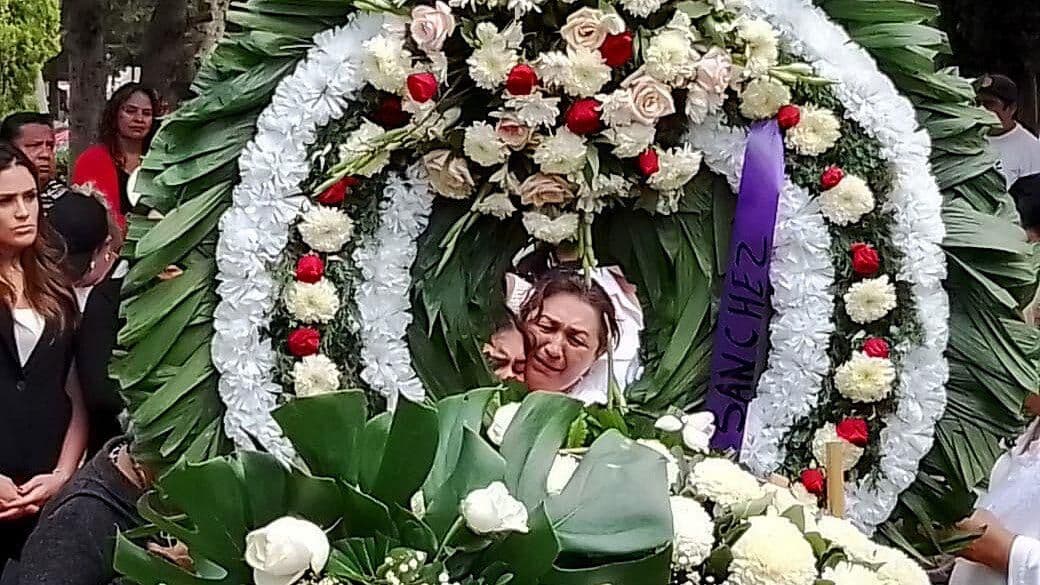 Pequeños Hijos de Lesly Martínez le Dan Regalo en Sepulcro