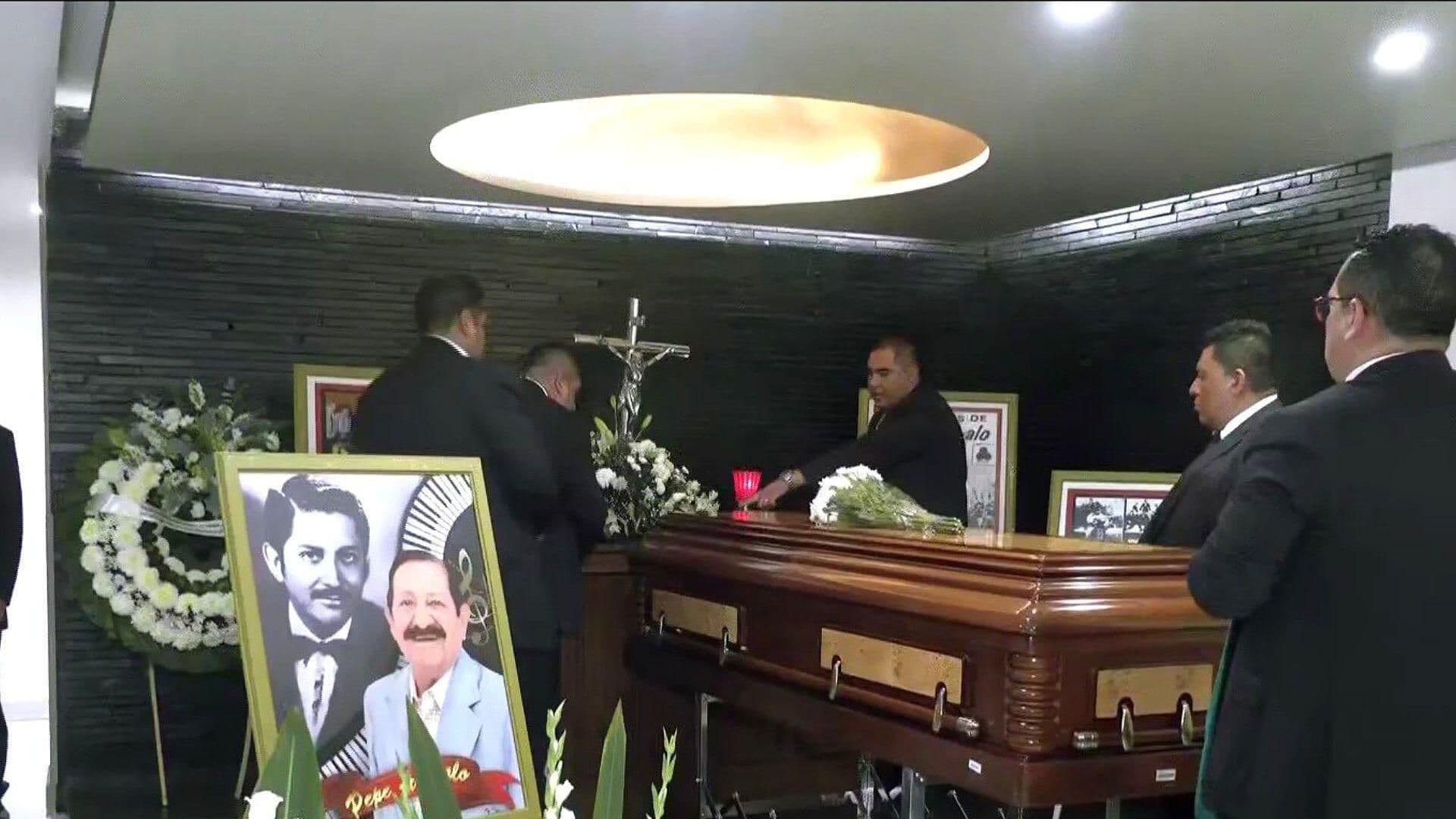 Con Orquesta y Aplausos Llegan los Restos de Don Pepe Arévalo a Funeraria en CDMX