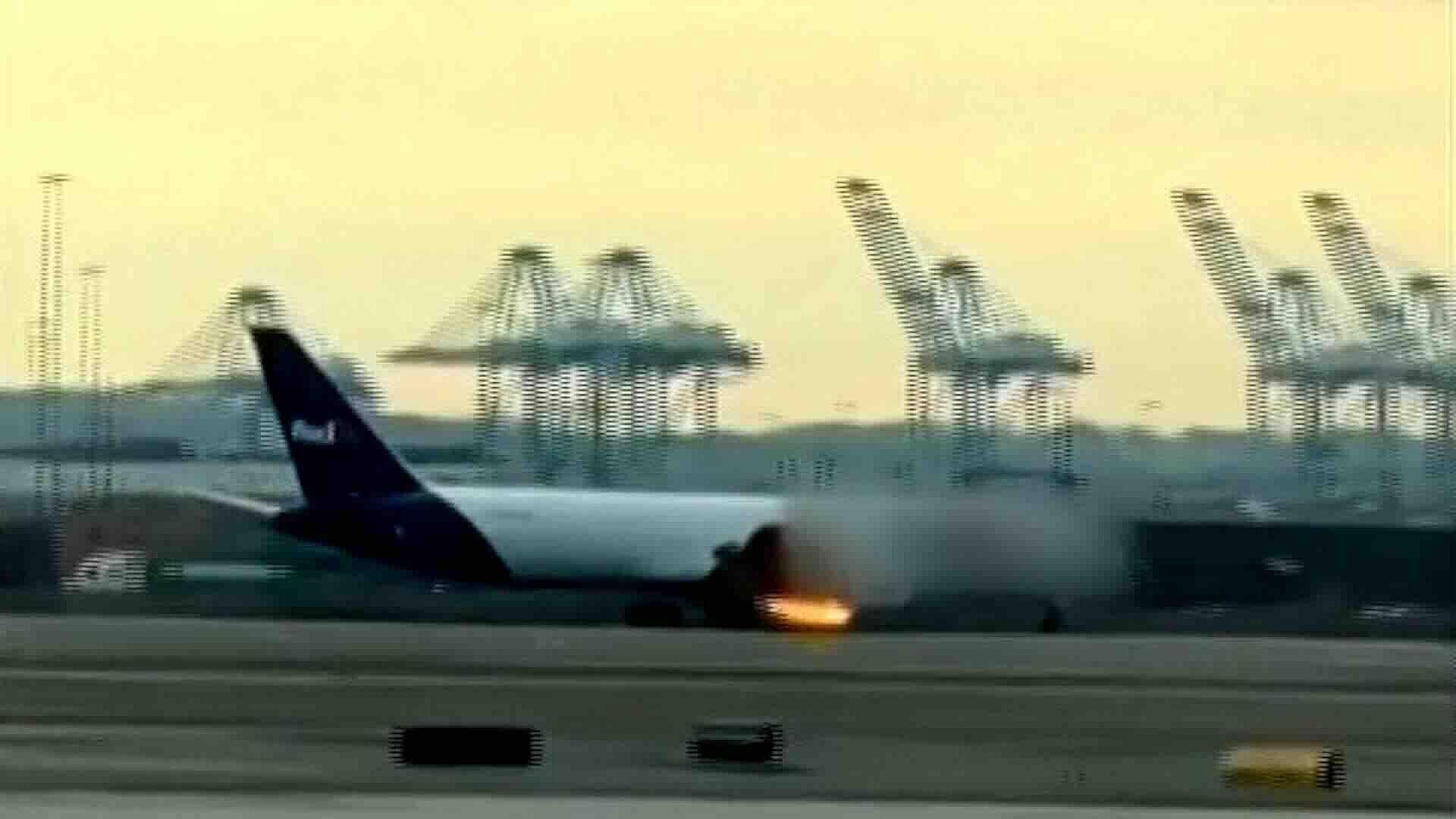 Foto: Avión de Carga Aterriza de Emergencia en Newark Tras Incendio en un Motor