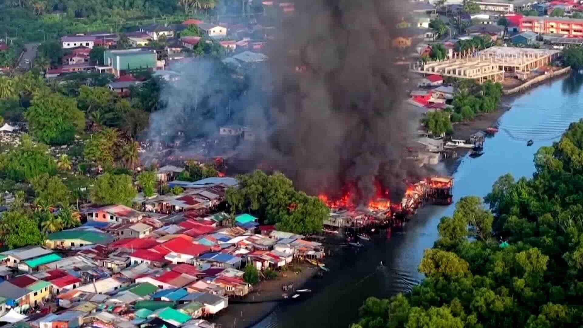 Incendio Devasta Aldea en Sabah, Malasia; Decenas de Casas Consumidas por las Llamas
