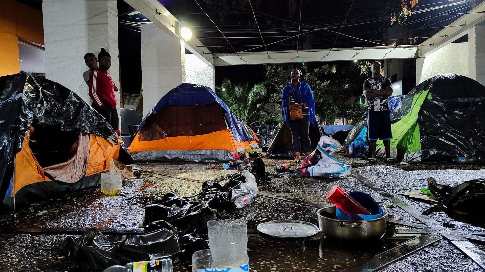 Desalojan a Migrantes de la Plaza Giordano Bruno, en CDMX