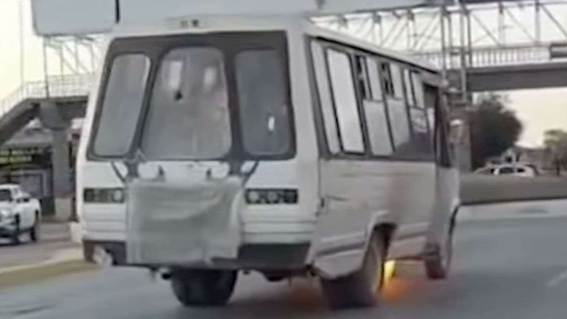 Arde Transporte Escolar en Montemorelos, Nuevo León