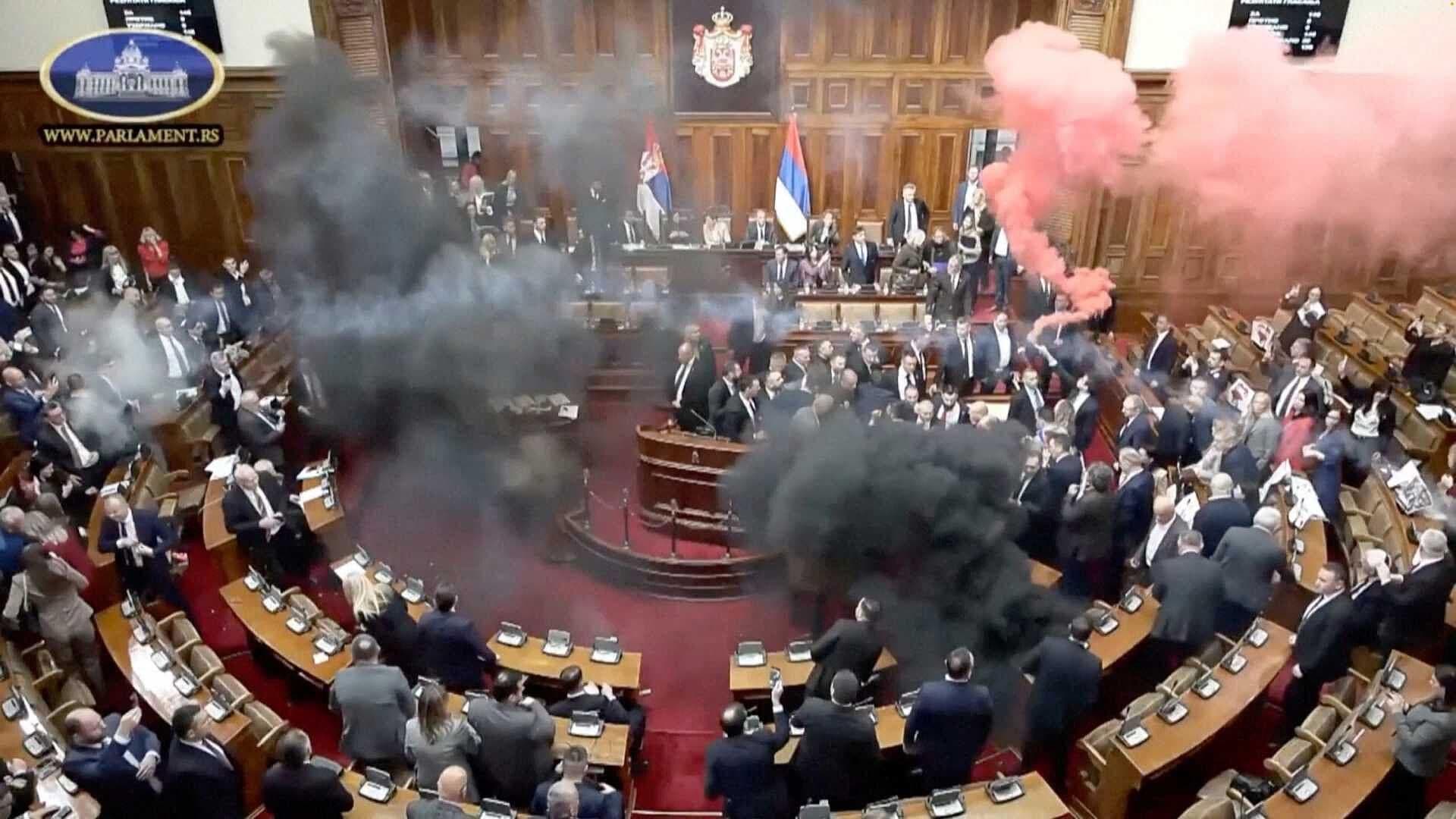 Legisladores de Oposición en Serbia Lanzan Bombas de Humo en el Parlamento