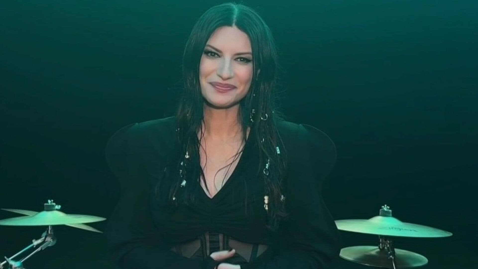 Laura Pausini Presenta su Nuevo Sencillo "Mariposa Tecknicolor"