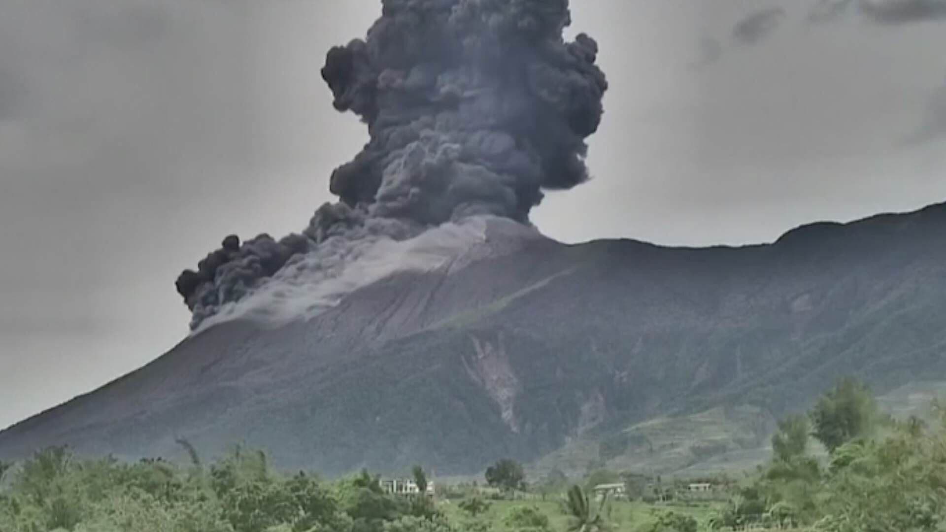 VIDEO: Cámara Capta Impresionante Erupción de Volcán en Filipinas Hoy