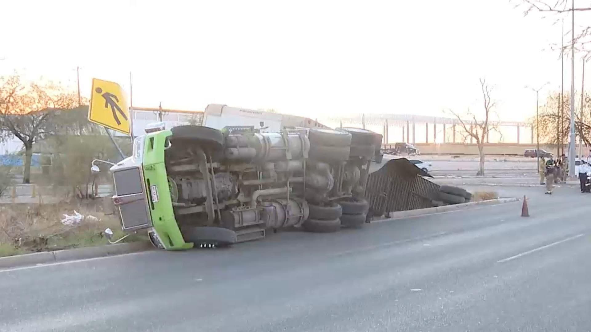 Tráiler Volcó en Carretera a La Colorada en Hermosillo; No Reportaron Lesionados