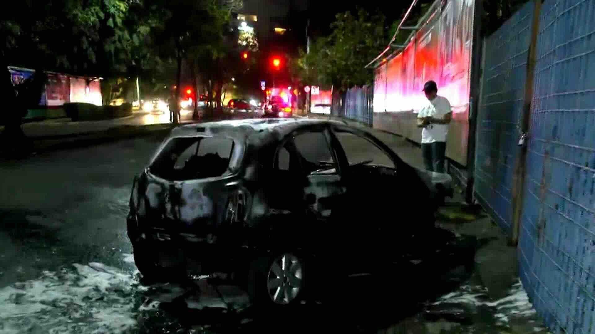 ¡Quedó como Carbón! Auto se Incendia y Termina Destruído en la Colonia Escandón en CDMX