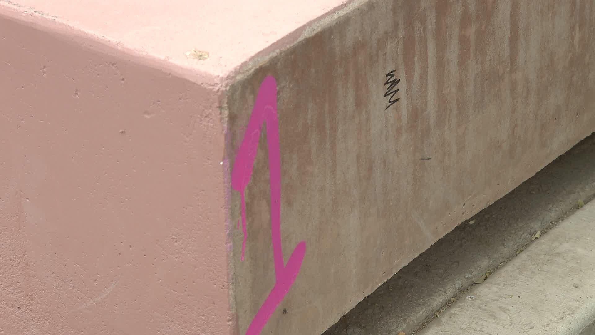 Adolescente Grafiteó Parque I Madero; Su Madre lo Llevó a Resarcir el Daño