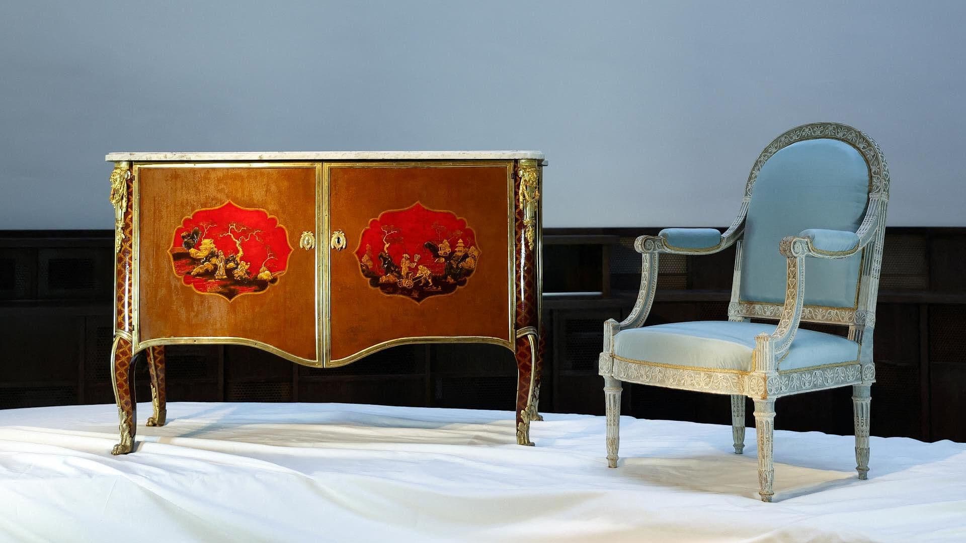 Centrales de N+ del 16 de Noviembre: Subastan Muebles de María Antonieta