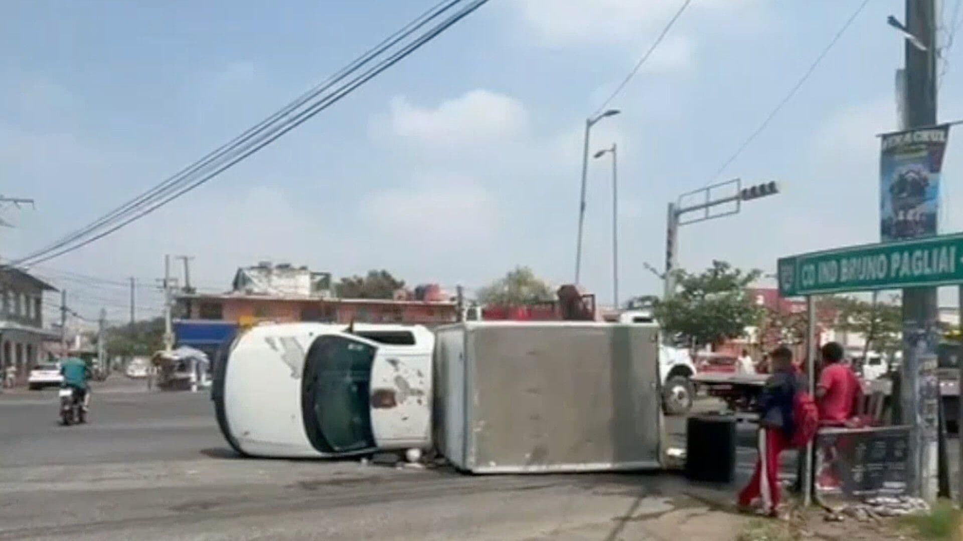 Camioneta de Carga Vuelca al Tratar de Esquivar un Camión en Tejería, Veracruz