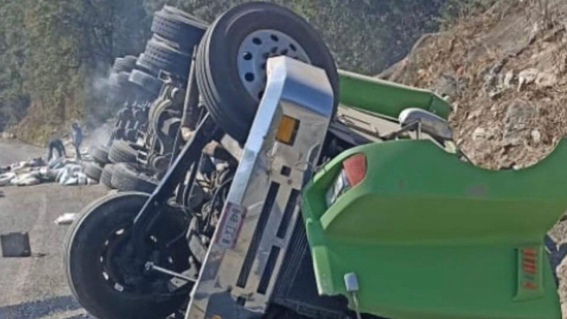 Vuelca Tráiler en Cumbres de Maltrata y Genera el Cierre Parcial de la Circulación