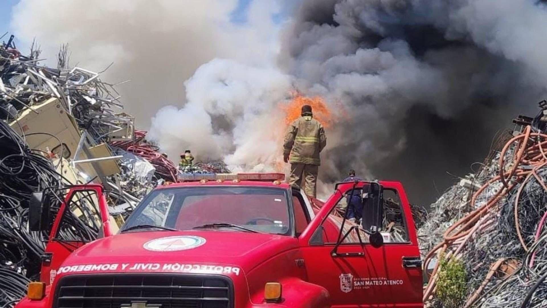 Después de 35 Horas, Controlan Incendio de Bodega de Material Eléctrico en Xonacatlán, Edomex