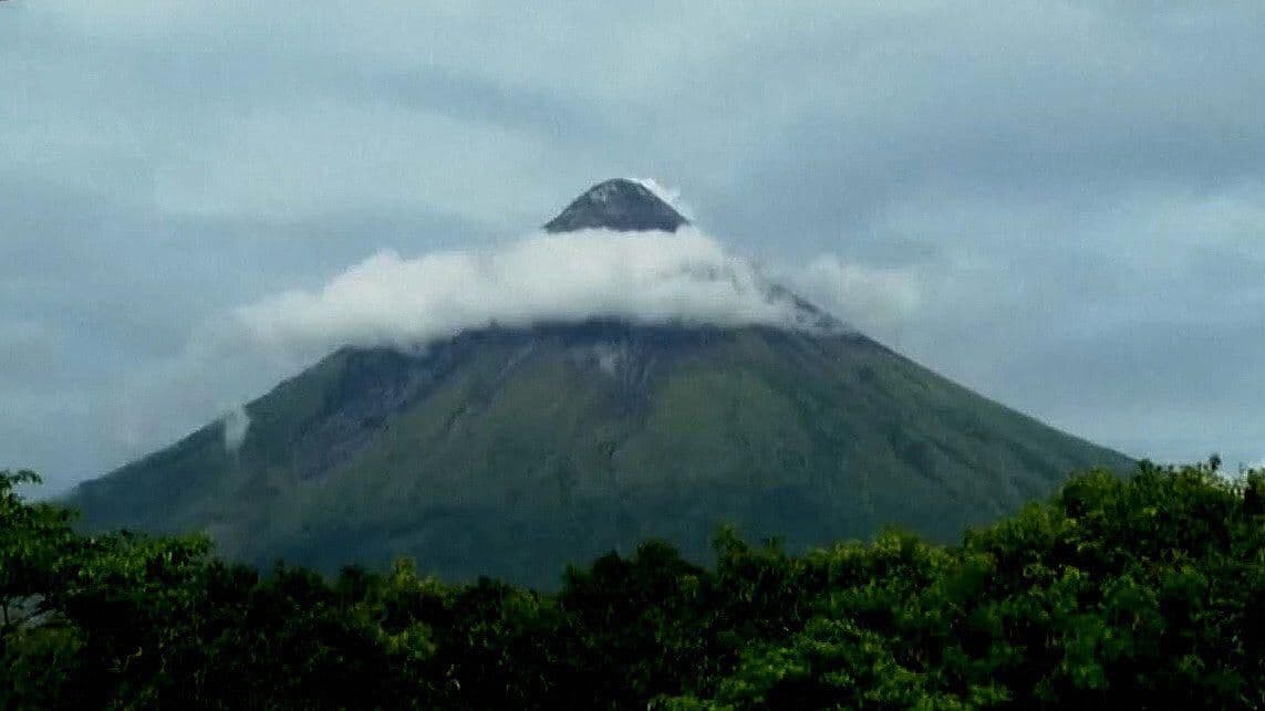 Desalojan 20 Mil Personas por Posible Erupción del Volcán Mayón