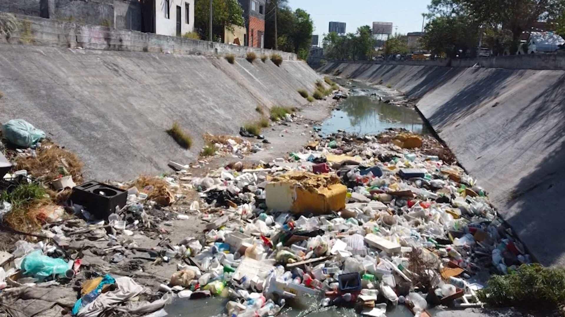 Arroyo Topo Chico Luce Contaminado y Afecta a Vecinos de Colonias Ávila Camacho y Topo Chico