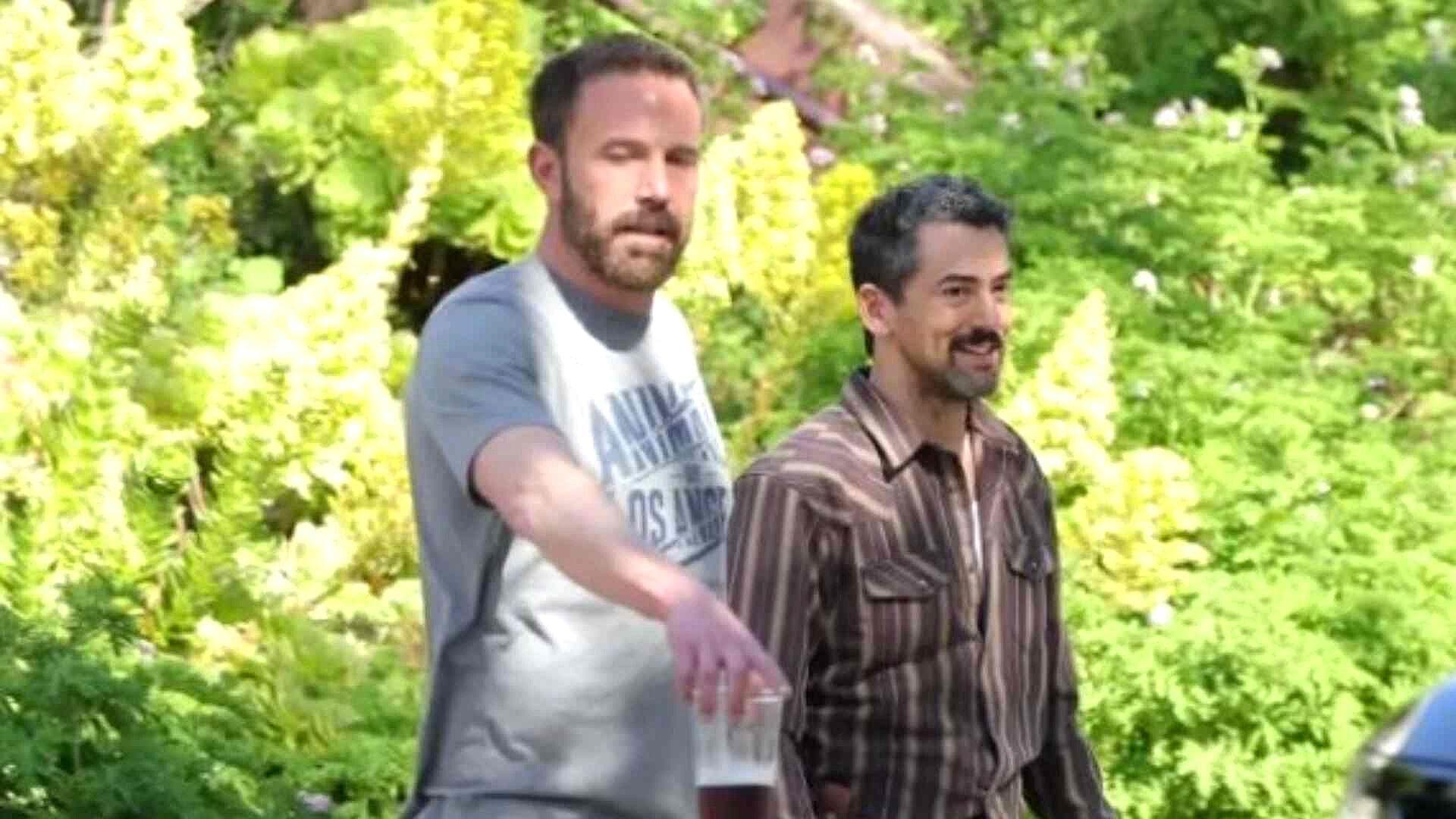 Luis Gerardo Méndez y Ben Affleck Captados en Set de Película