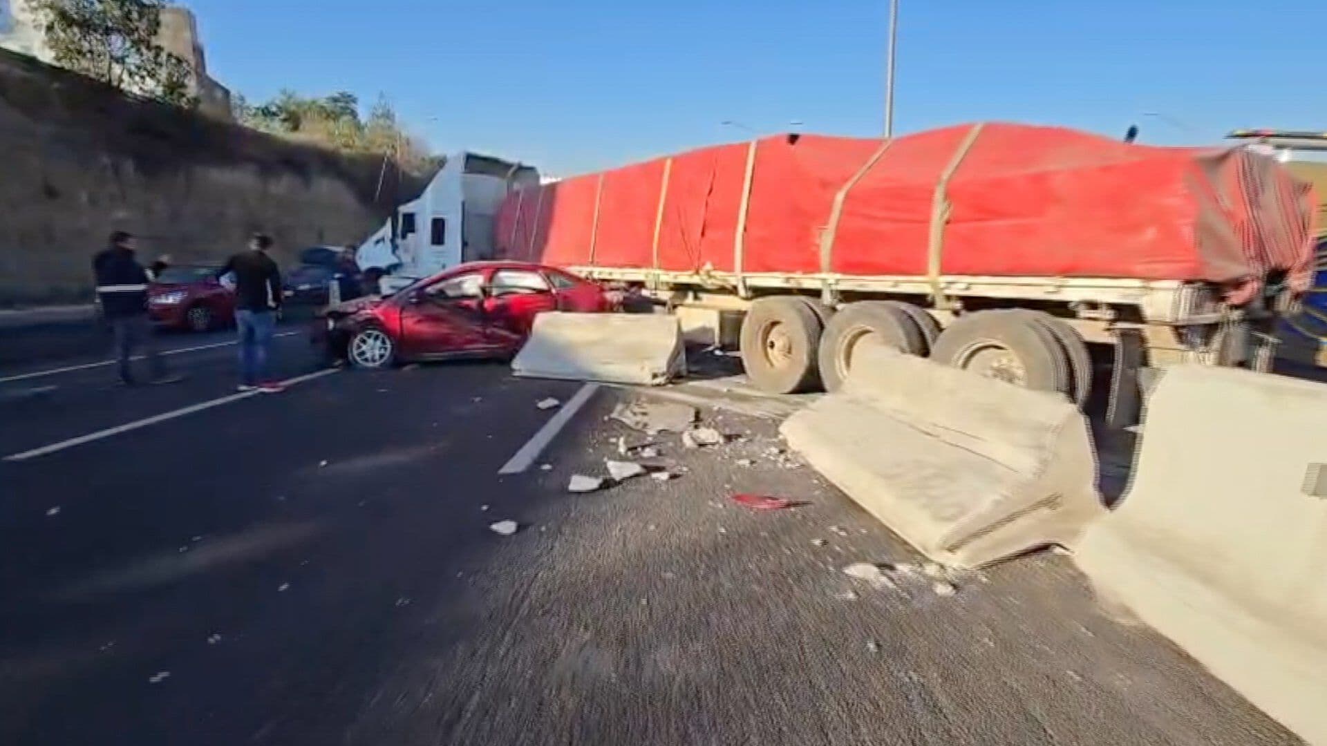 Tractocamión de Plataforma Destrozó Varios Vehículos en la Carretera Apizaco-Tlaxcala