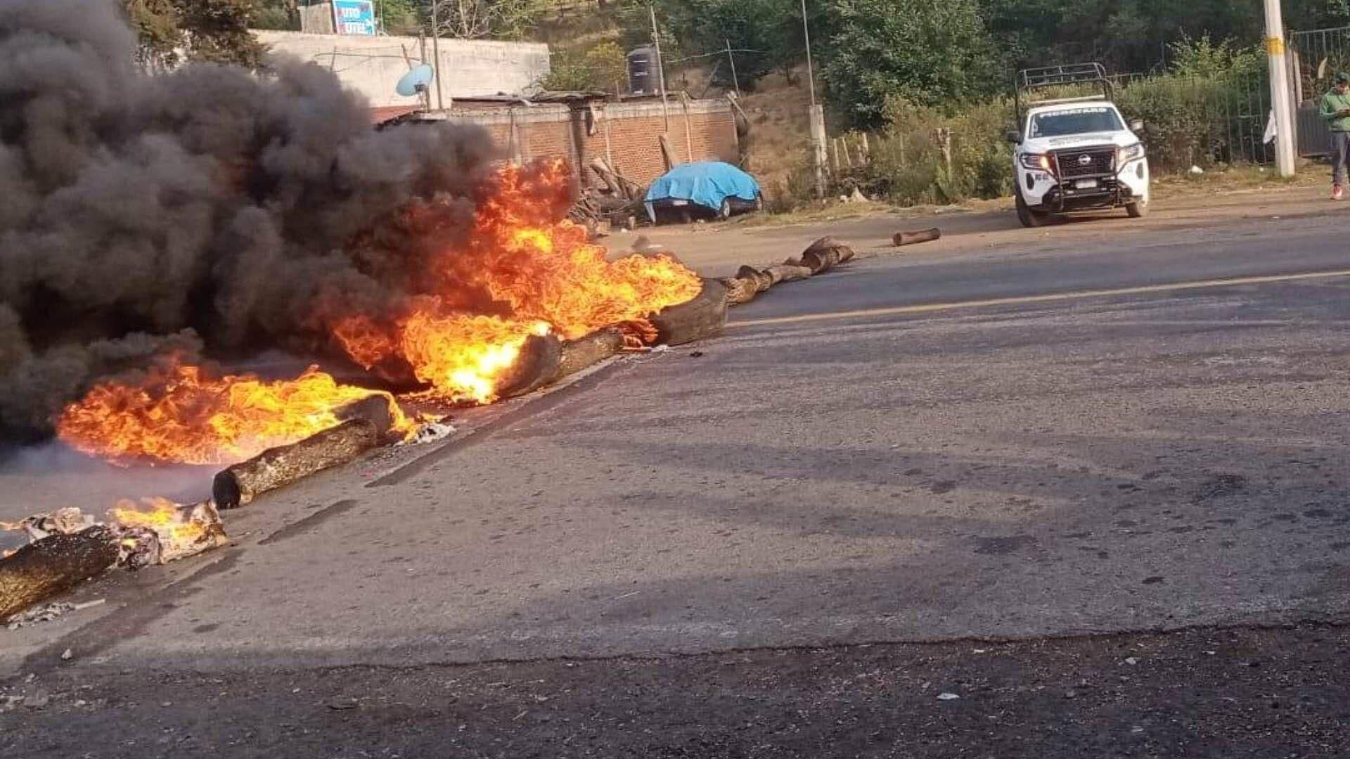 Pobladores Queman Llantas en la Pátzcuaro-Uruapan, Michoacán; Exigen Aparición de Normalista