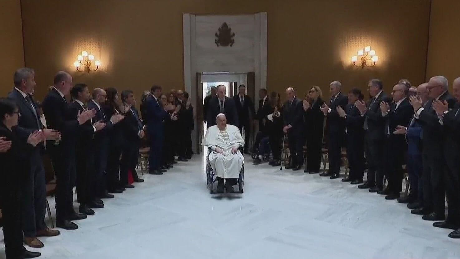 El Papa Francisco Agradece al Personal Médico que lo Atendió