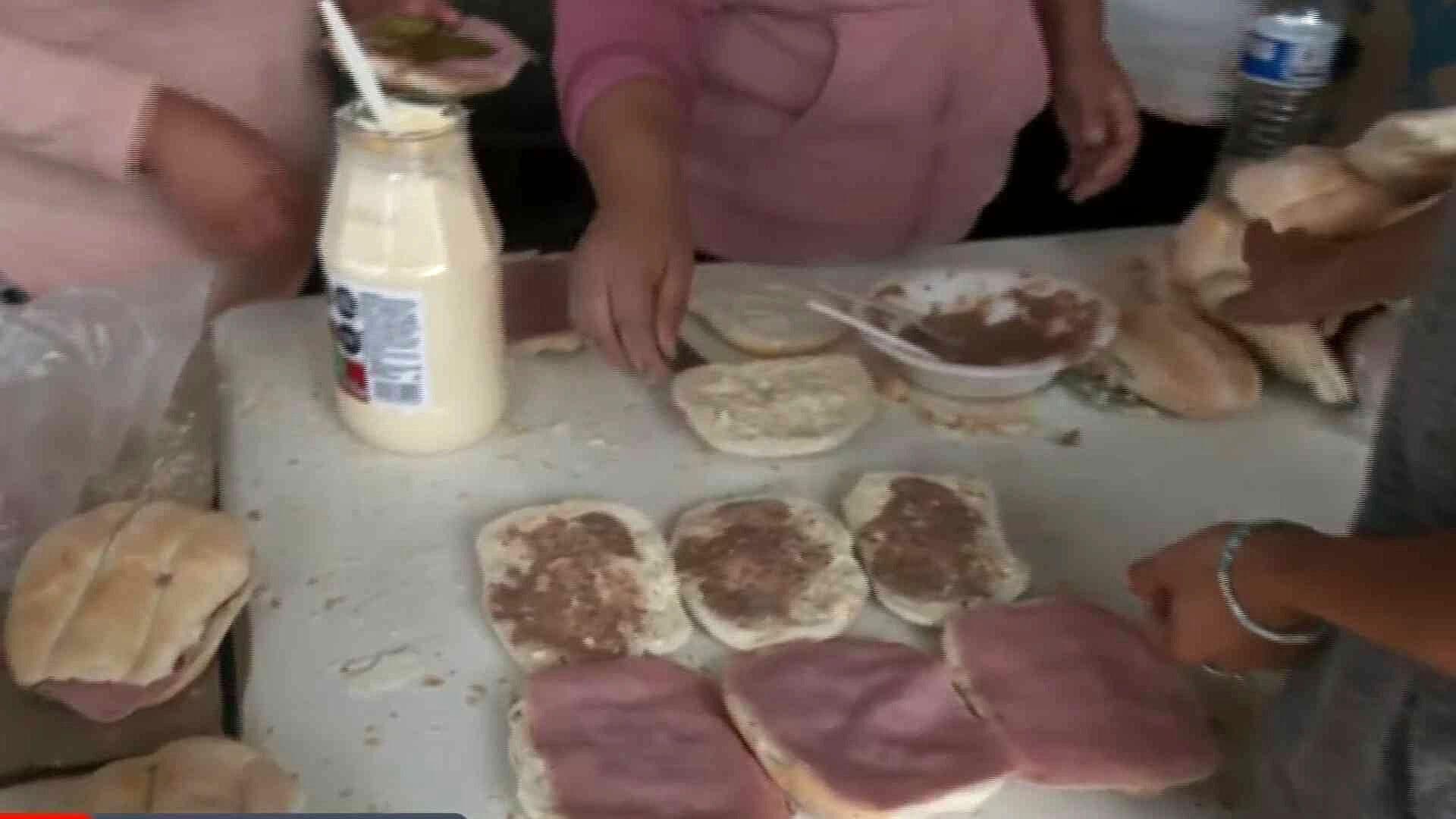Habitantes de Amatlán, Morelos, Preparan Alimentos en Apoyo de Brigadistas que Combaten Incendio