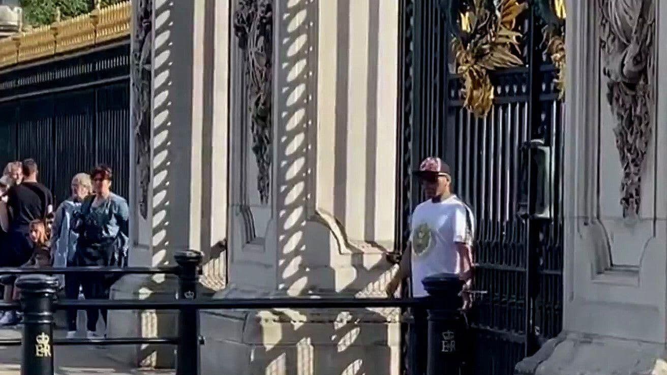 Hombre Se Esposa a Reja del Palacio de Buckingham