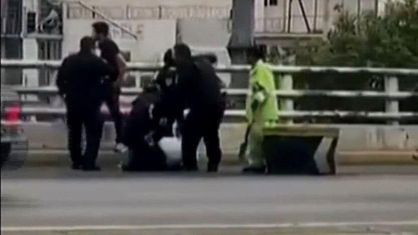 Policías Evitan que Joven se Lanzara de Puente en Acoxpa