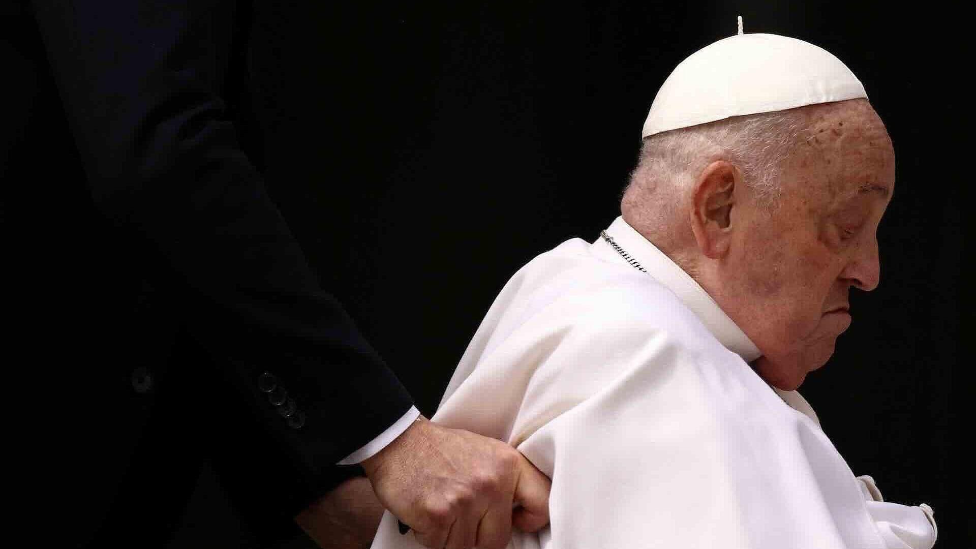 El Papa ingresa a la Basílica de San Pedro acompañado de su equipo cercano