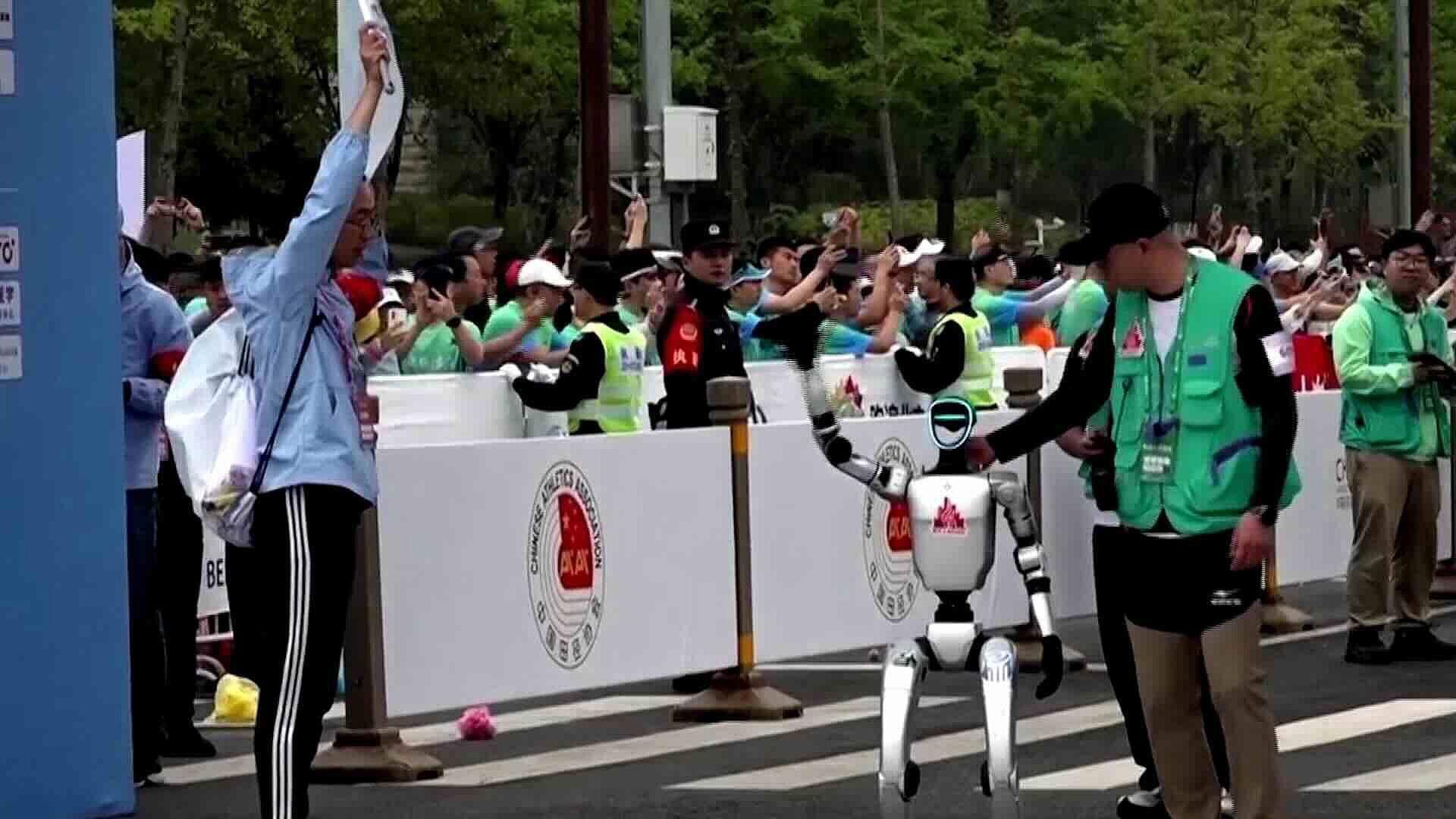 Se Celebra en Pekín el Primer Medio Maratón de Robots Humanoides