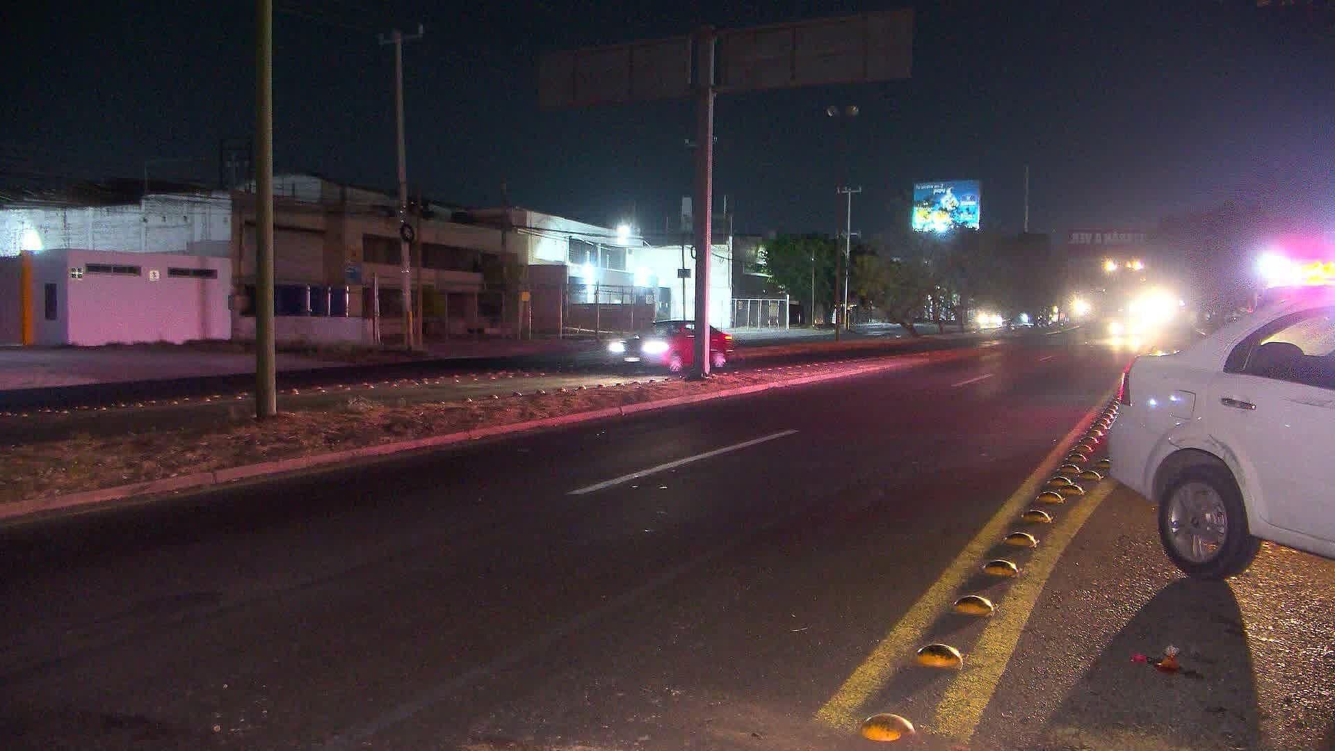 Vuelca Pareja que Iba a Trabajar al Mercado de Abastos; Quedaron Atrapados