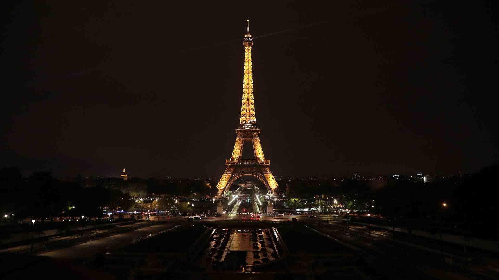 Apagan las Luces de la Torre Eiffel en Señal de Luto por Muerte del Papa Francisco