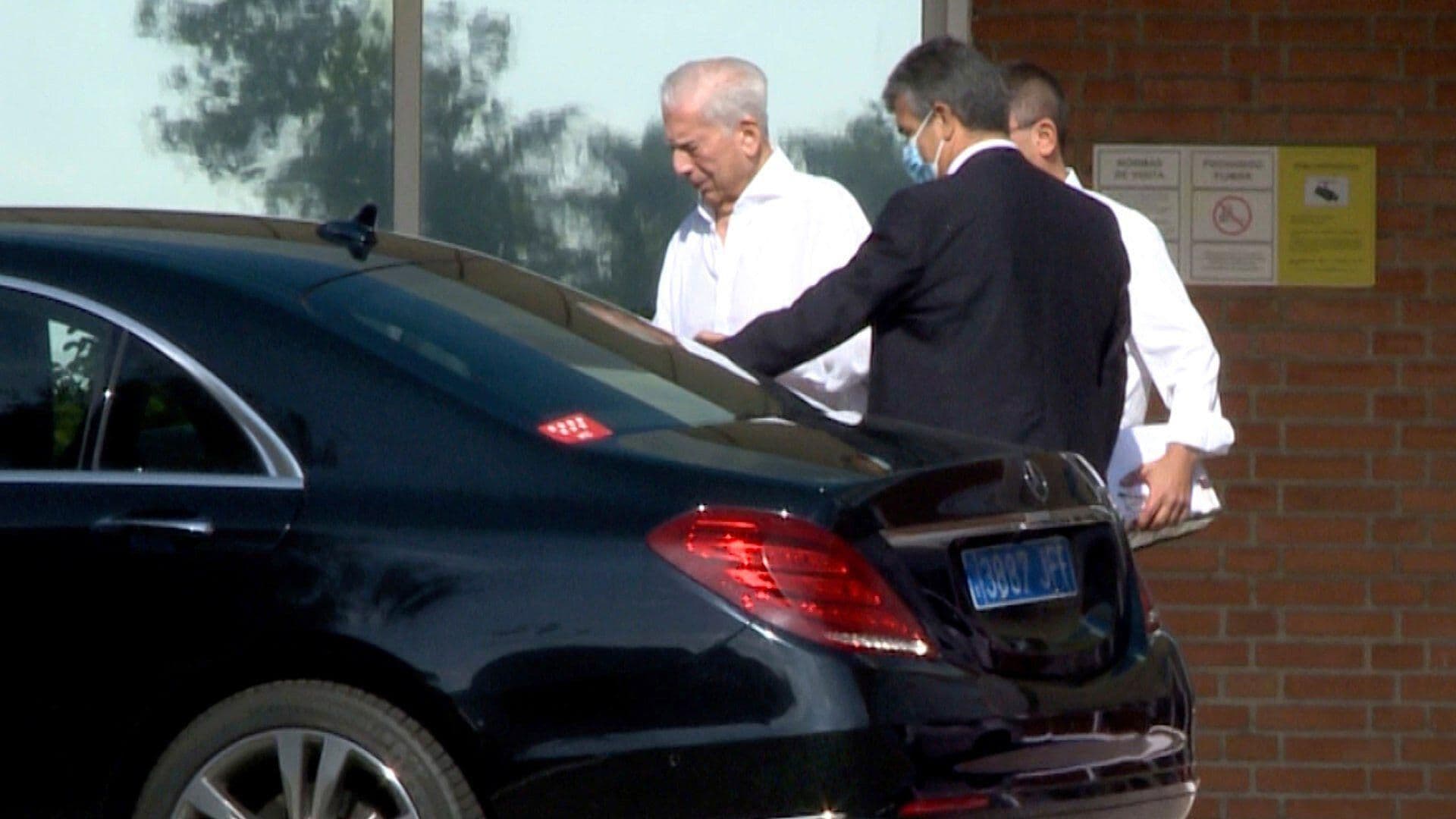 Vargas Llosa Sale del Hospital tras Contagio por Covid