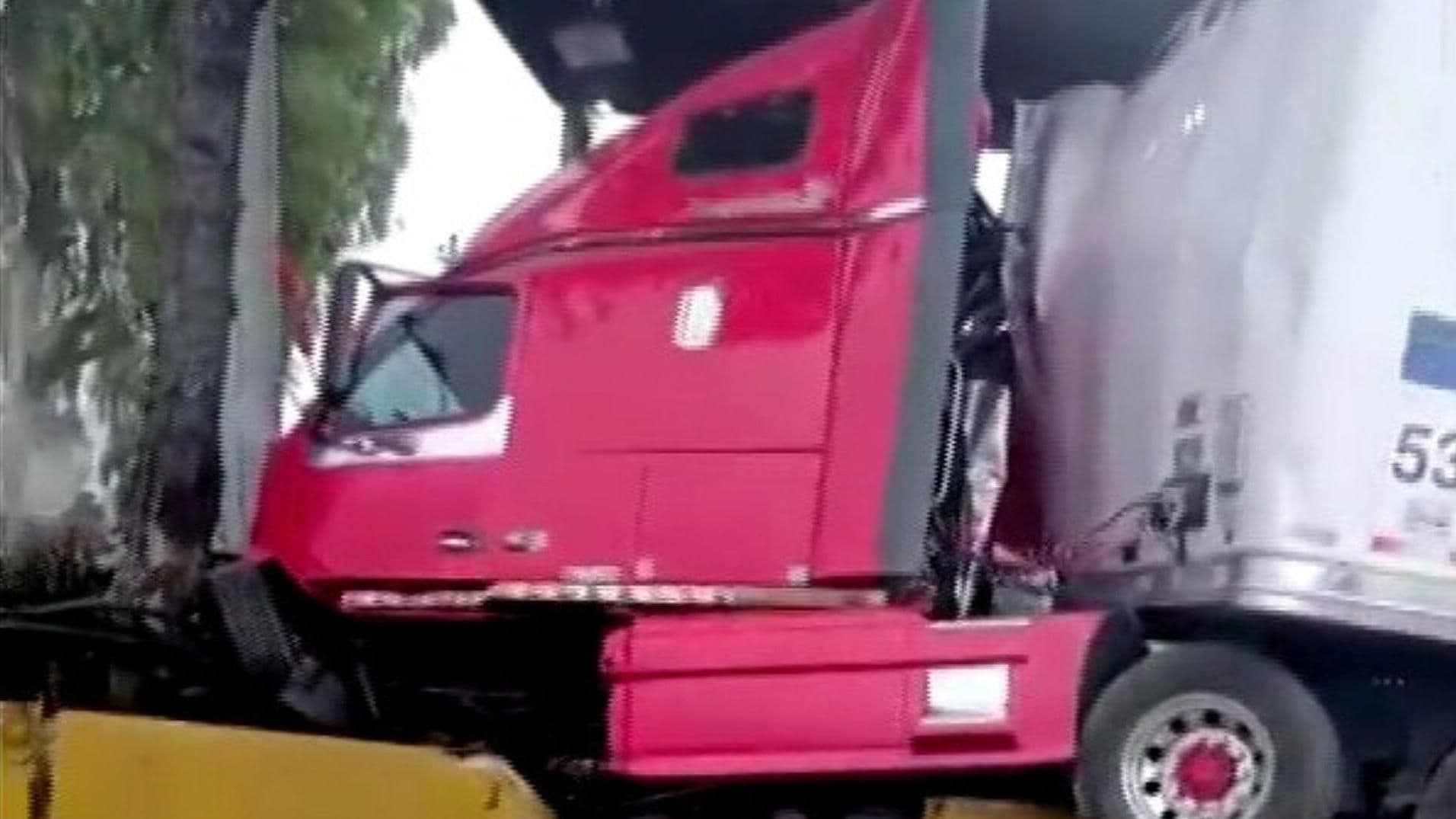 Tráiler sin Frenos Choca contra Caseta de Cobro en la Autopista México ...