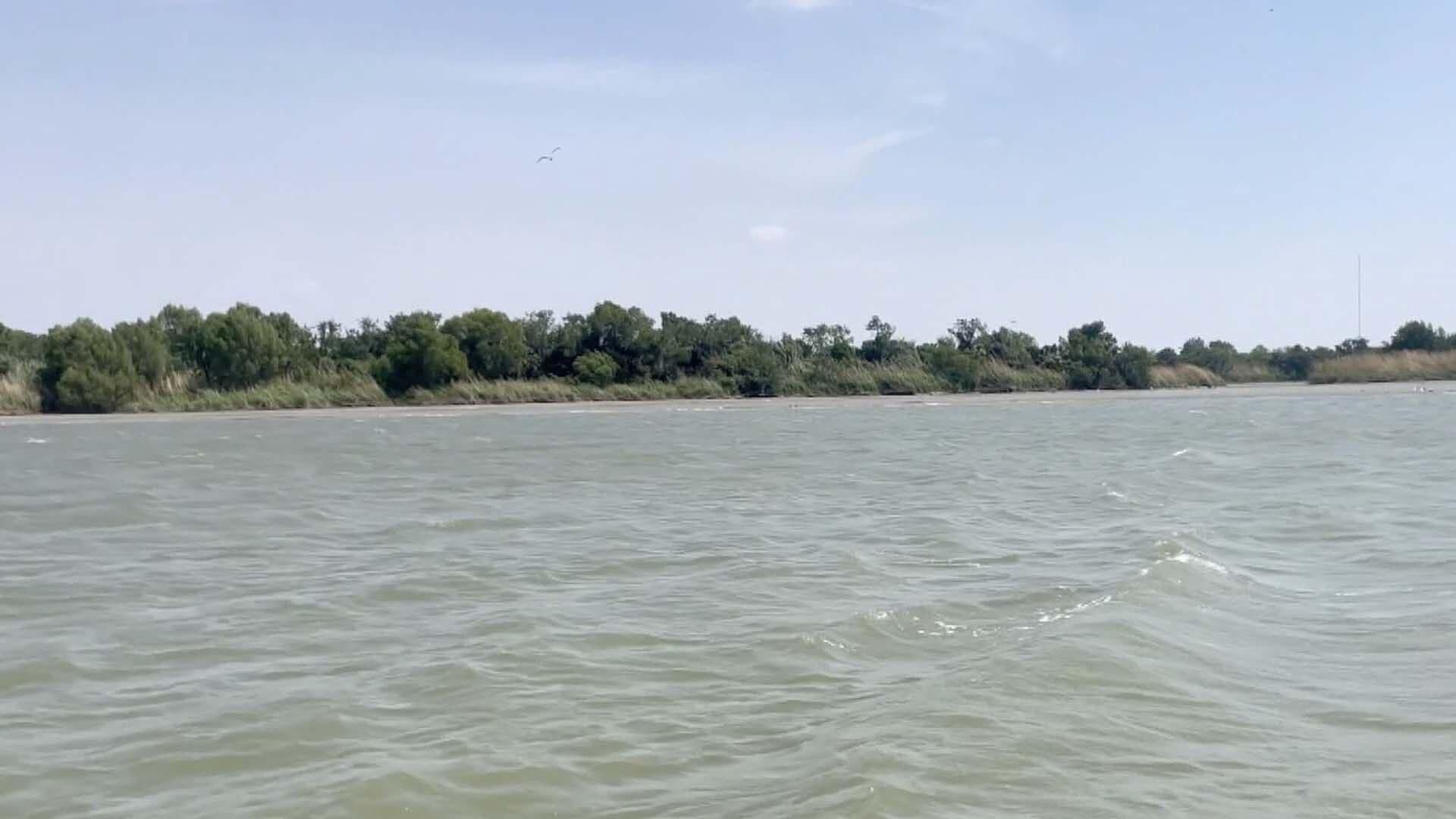 Visitantes Ingresan a 'La Playita' en Reynosa a Pesar del Agua Turbulenta